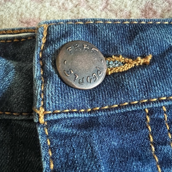 MOVING SALE
 🚨 Free People ultra large flare jeans size W 30 - Picture 4 of 7